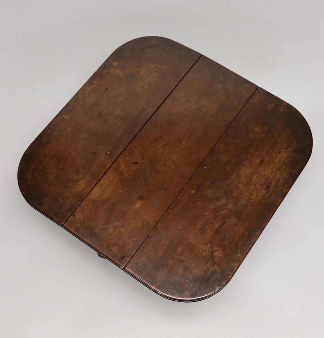 Miniature furniture - an early Victorian model of a mahogany drop leaf dining table, 36cm